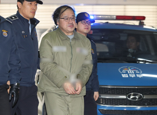 안종범 전 청와대 경제수석이 16일 오후 서울 강남구 특검 사무실 조사실로 향하고 있다.